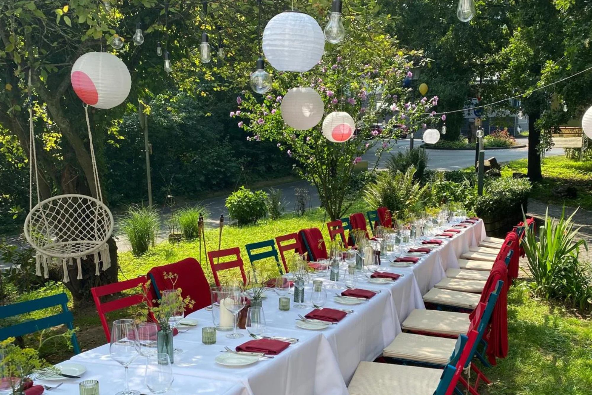 Gedeckte Tische im Garten